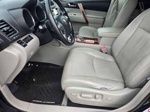 Used 2013 Toyota Highlander Limited image 25