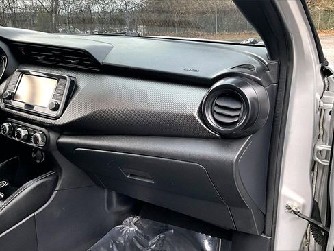 Used 2019 Nissan Kicks S image 24