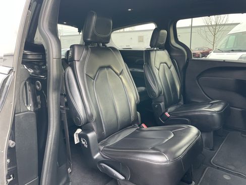 Used 2023 Chrysler Pacifica Touring-L w/ S Appearance Package image 16