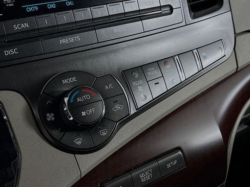 Used 2014 Toyota Sienna XLE image 10