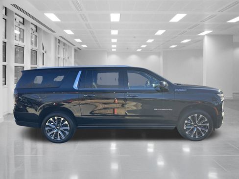 New 2026 Chevrolet Suburban High Country image 4