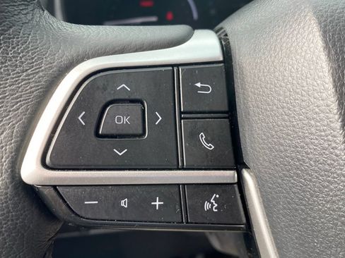Used 2025 Toyota Sienna XLE FWD image 28