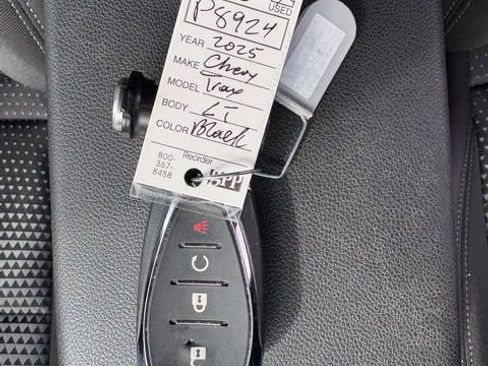 Used 2025 Chevrolet Trax LT w/ LT Convenience Package image 6