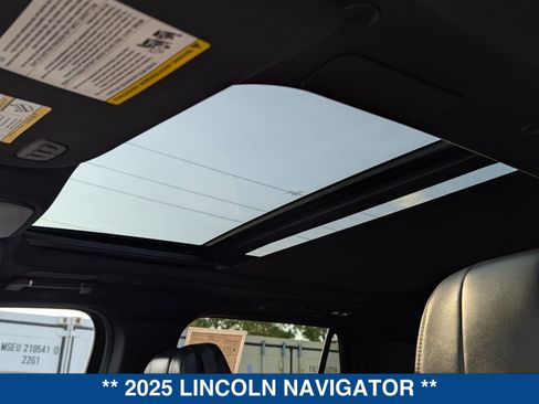 Used 2025 Lincoln Navigator Reserve w/ Jet Appearance Package AWD/4WD image 28
