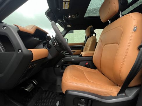 Used 2023 Land Rover Defender 110 image 9