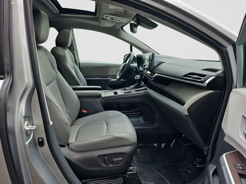 Used 2024 Toyota Sienna XLE FWD image 17
