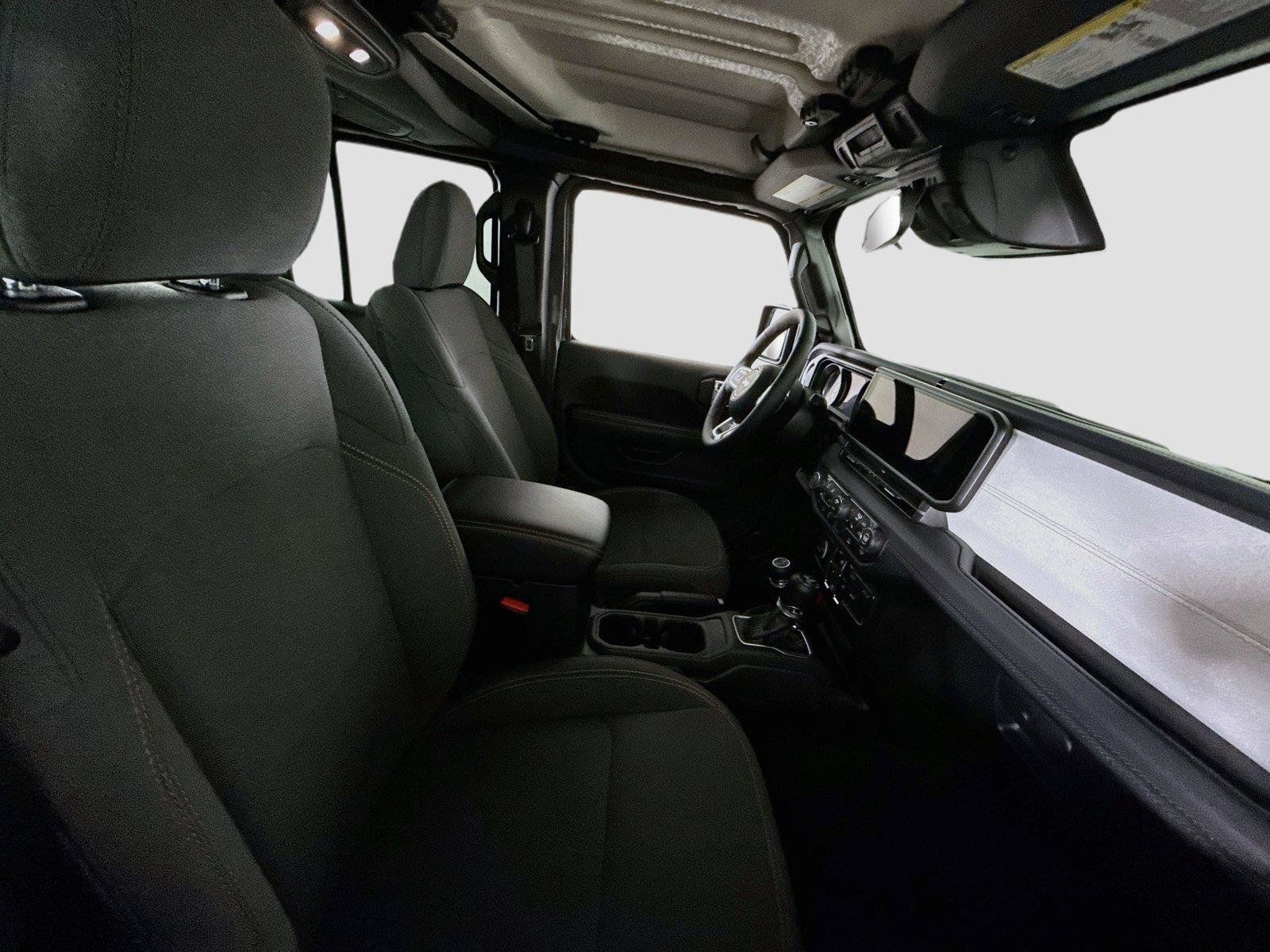 Used 2025 Jeep Wrangler Unlimited Sahara AWD/4WD image 19