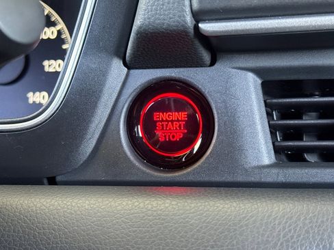 Used 2025 Honda Pilot Sport image 33