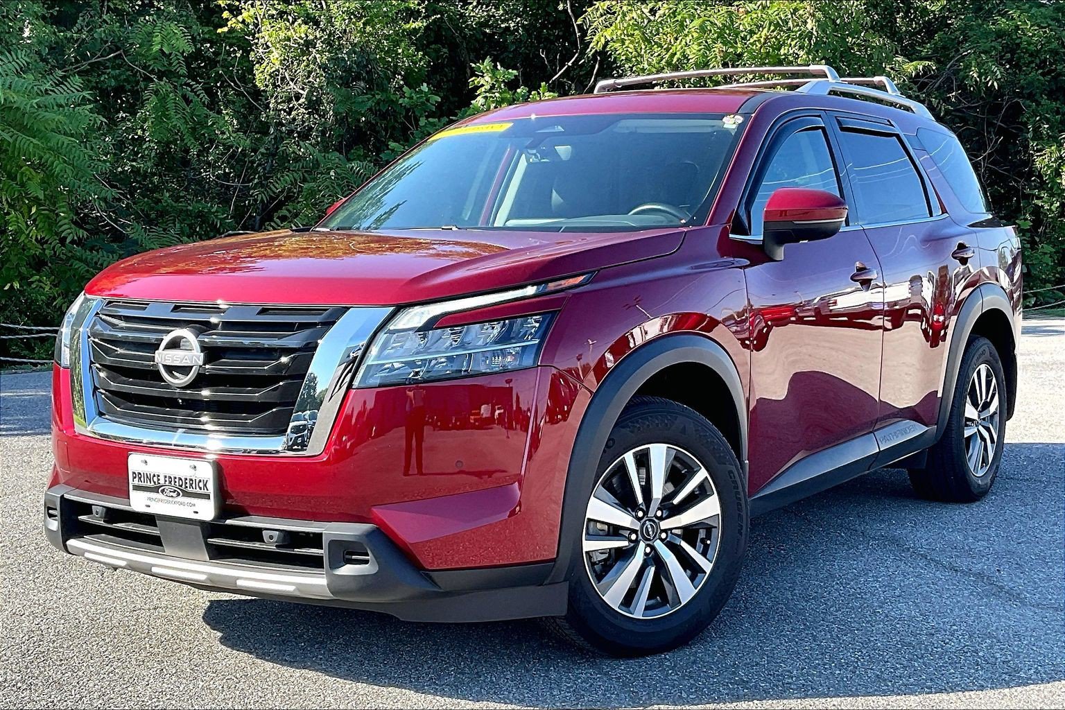 Used 2024 Nissan Pathfinder SL AWD/4WD image 3