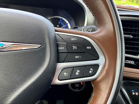 Used 2019 Chrysler Pacifica Limited w/ Advanced Safetytec Group FWD image 24