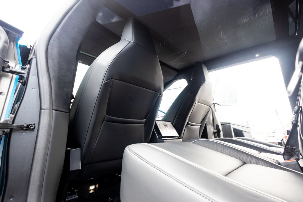 Used 2024 Tesla Cybertruck AWD Crew Cab image 42