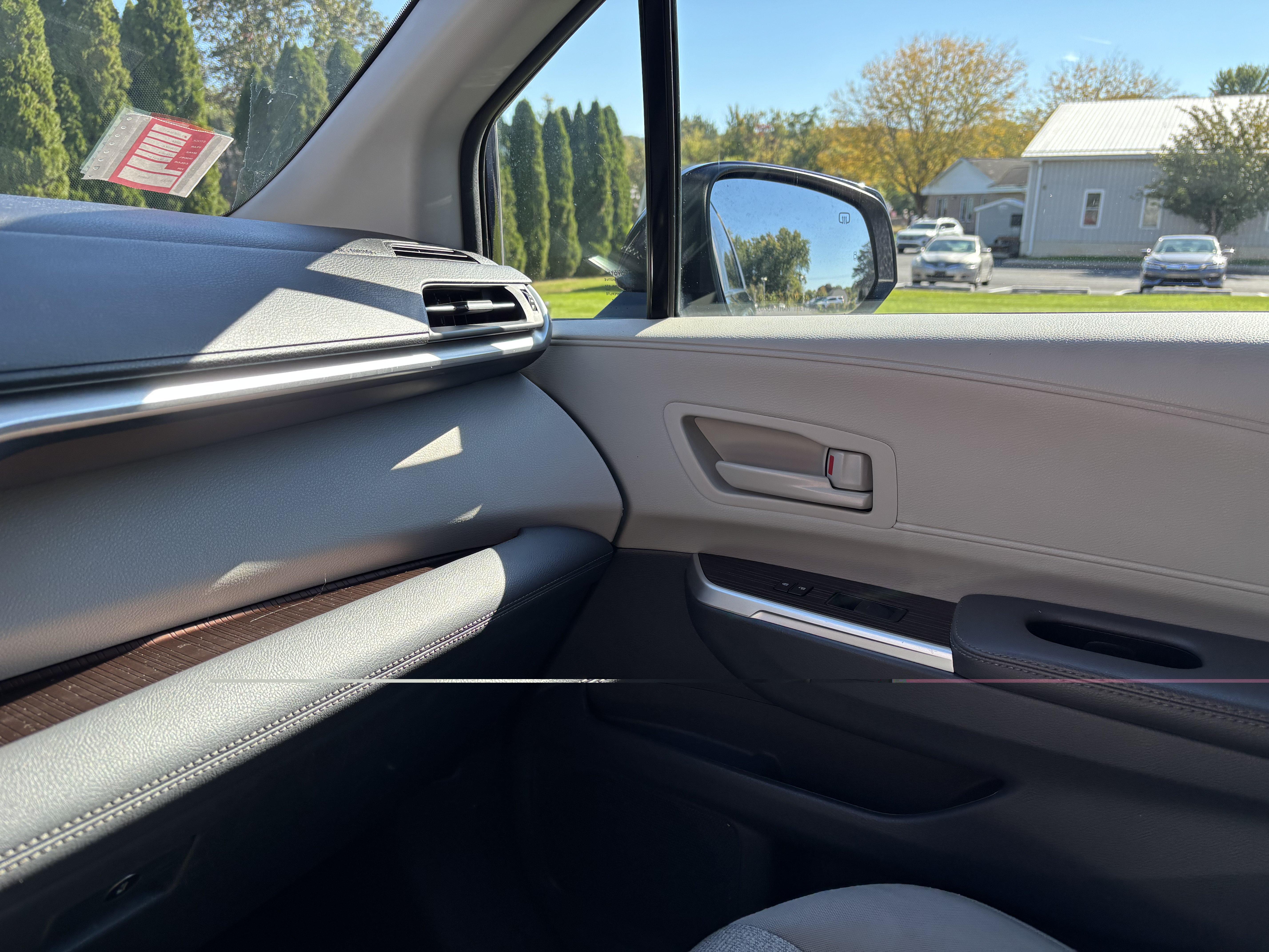 Used 2024 Toyota Sienna LE AWD/4WD image 24
