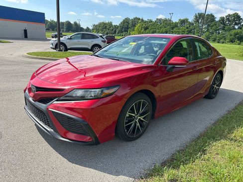 Used 2022 Toyota Camry SE w/ Convenience Package FWD image 2