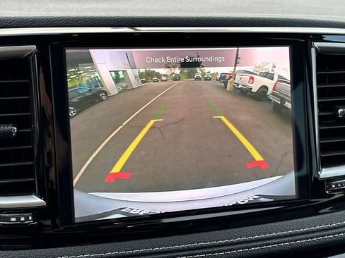 Used 2024 Chrysler Pacifica Select image 21