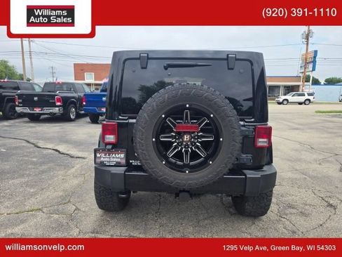 Used 2018 Jeep Wrangler Unlimited Sahara w/ Max Tow Package AWD/4WD image 4
