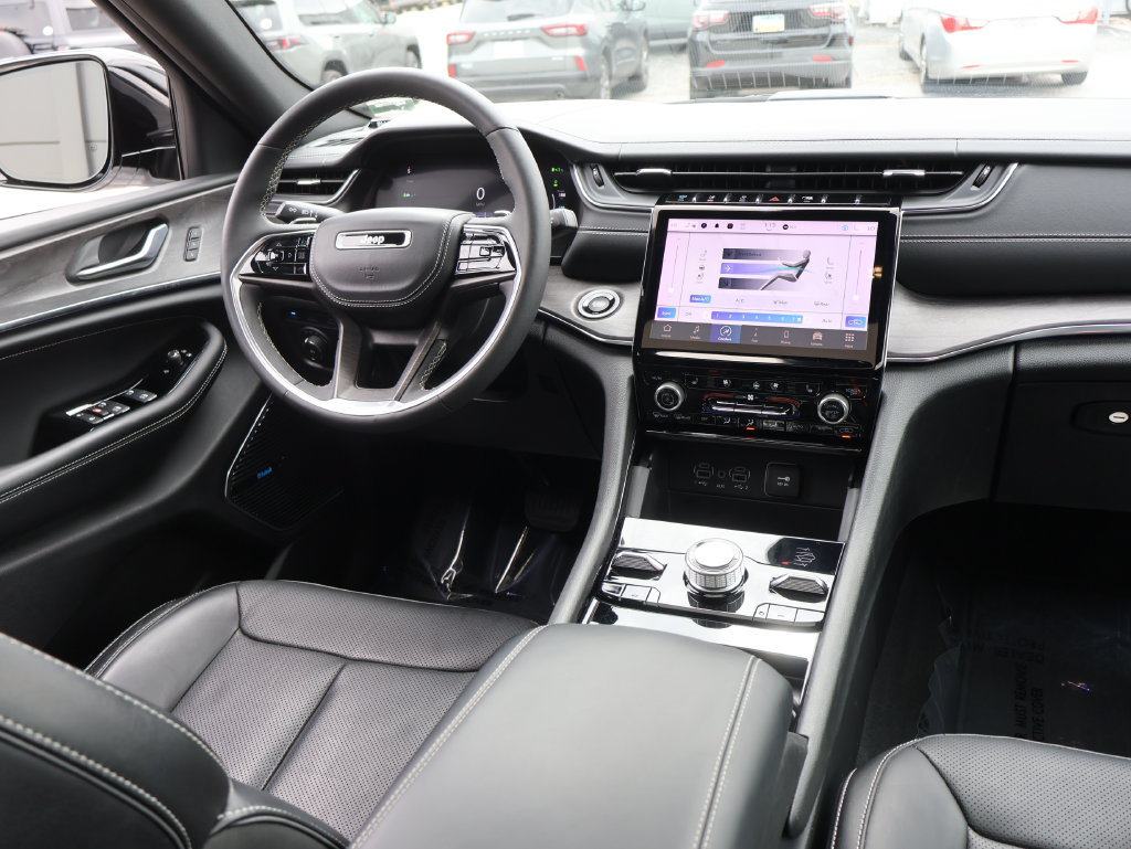 Used 2023 Jeep Grand Cherokee Overland AWD/4WD image 12