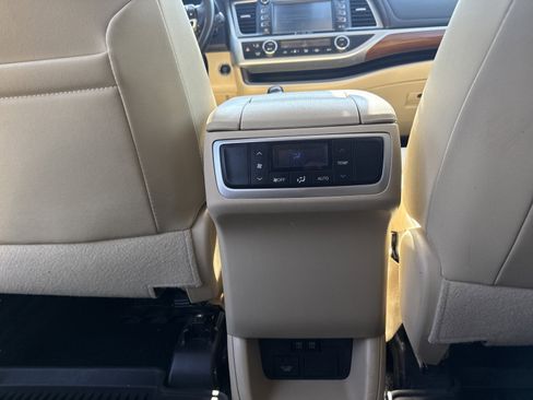 Used 2018 Toyota Highlander Limited AWD/4WD image 13