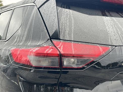 Certified 2024 Nissan Rogue SV image 30