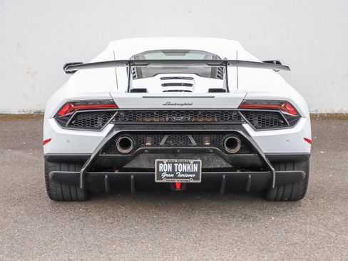 Used 2018 Lamborghini Huracan Performante AWD/4WD image 7