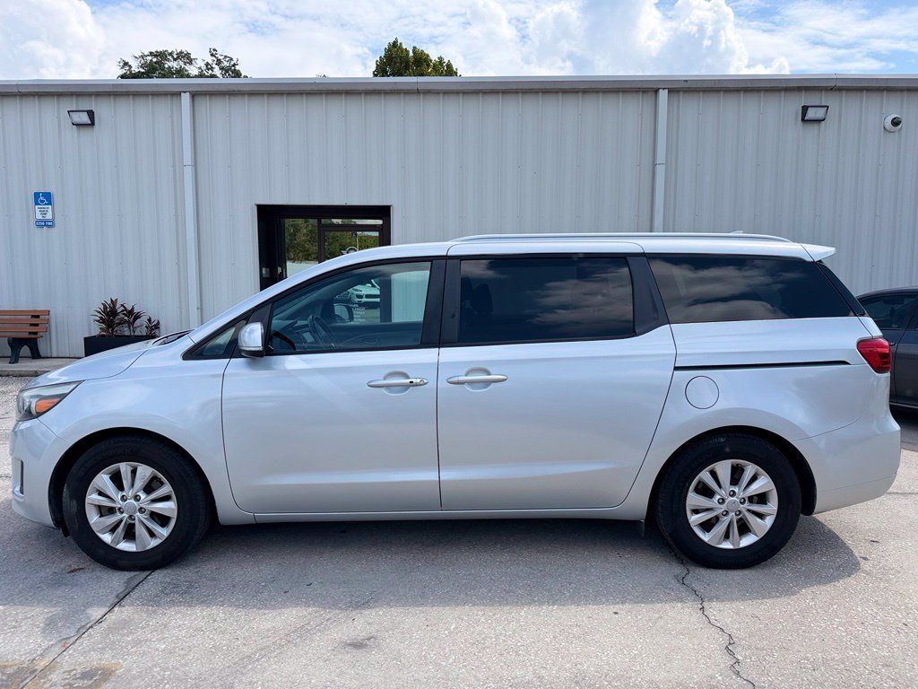 Used 2017 Kia Sedona LX w/ LX Essentials Premium Package FWD image 2