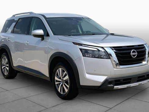 Used 2025 Nissan Pathfinder SL FWD image 3