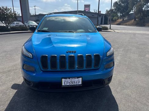 Used 2017 Jeep Cherokee Sport FWD image 2
