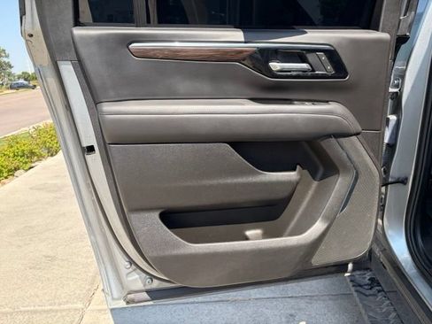 Used 2025 Chevrolet Suburban Z71 AWD/4WD image 14