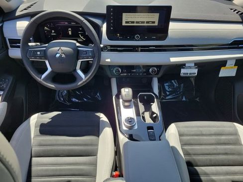 New 2025 Mitsubishi Outlander SE image 15