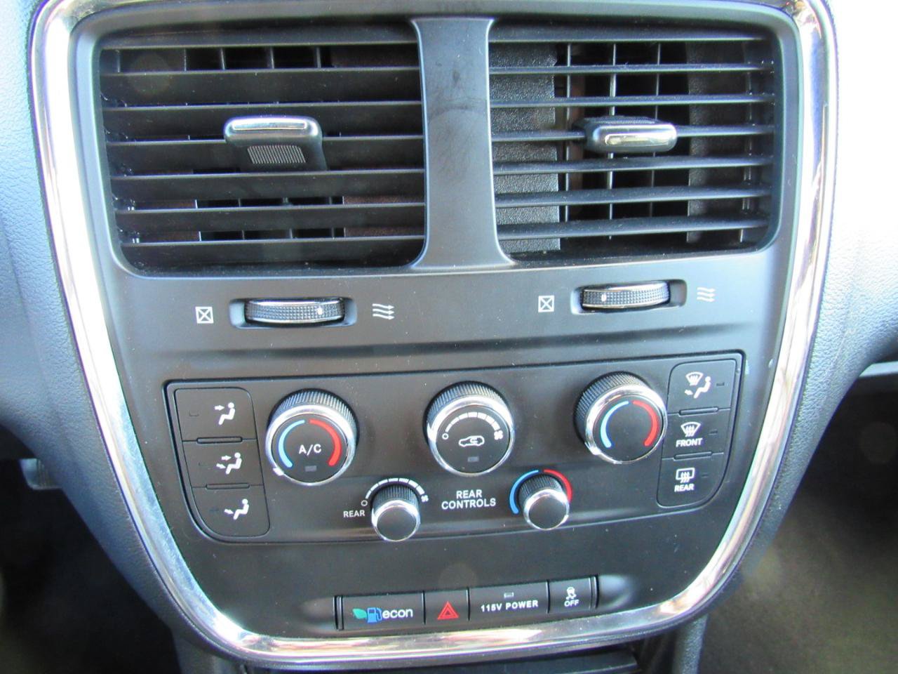 Used 2015 Dodge Grand Caravan SXT FWD image 24