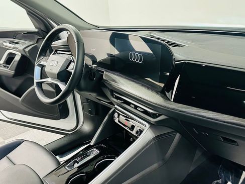 Certified 2025 Audi Q5 Premium w/ Convenience Package image 8