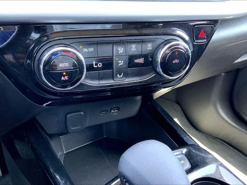 Used 2025 Chevrolet Trax LT FWD image 35