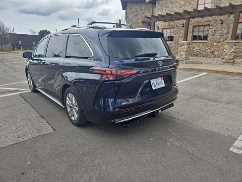 Used 2022 Toyota Sienna Platinum AWD/4WD image 3