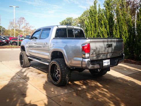 Used 2016 Toyota Tacoma Limited image 8