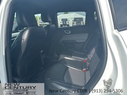 Used 2024 Jeep Compass Latitude AWD/4WD image 9