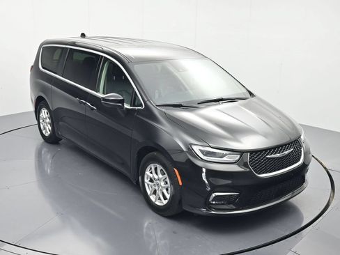 Used 2023 Chrysler Pacifica Touring-L FWD image 30