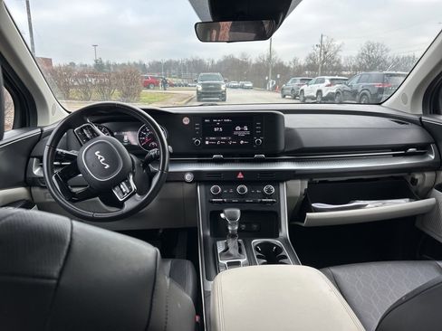 Used 2024 Kia Carnival LX image 5