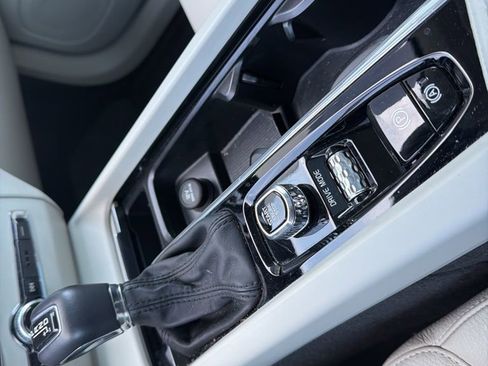 Used 2020 Volvo XC60 T5 Momentum w/ Protection Package Premier image 11