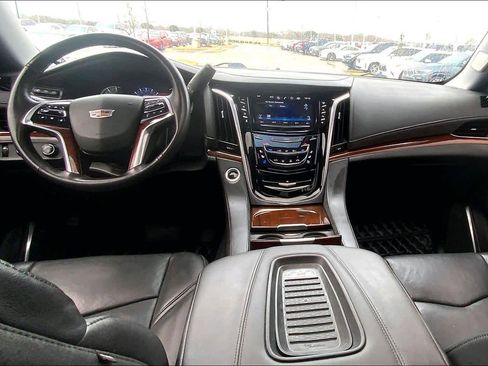 Used 2018 Cadillac Escalade ESV Luxury image 16