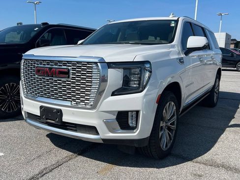 Used 2021 GMC Yukon XL Denali w/ Denali Premium Package AWD/4WD image 3