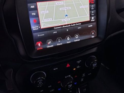 Used 2022 Jeep Renegade Latitude image 3