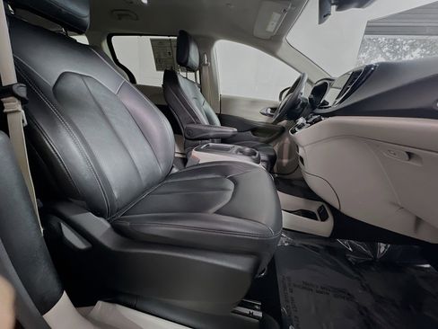 Used 2024 Chrysler Pacifica Touring-L image 31