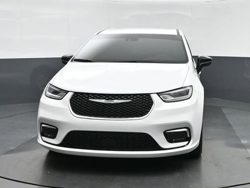 Used 2024 Chrysler Pacifica Touring image 2