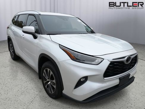 Used 2022 Toyota Highlander XLE AWD/4WD image 4