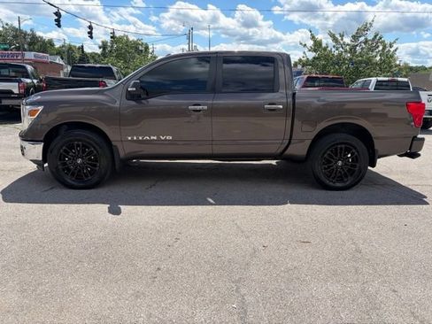 Used 2018 Nissan Titan SV w/ SV Convenience Package AWD/4WD image 3