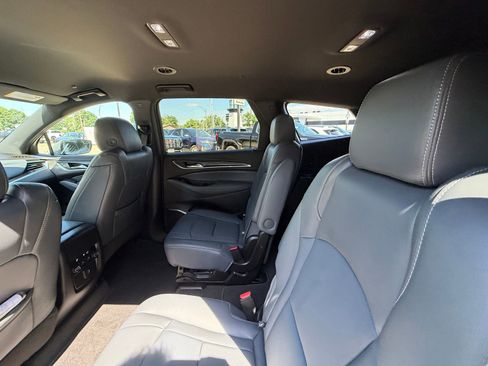 Used 2023 Buick Enclave Essence AWD/4WD image 5