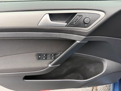 Used 2016 Volkswagen Golf S image 29