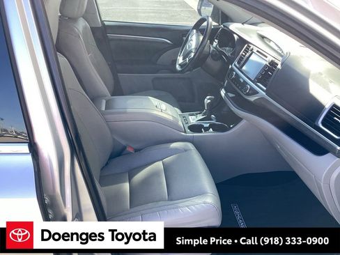 Used 2017 Toyota Highlander Limited image 10