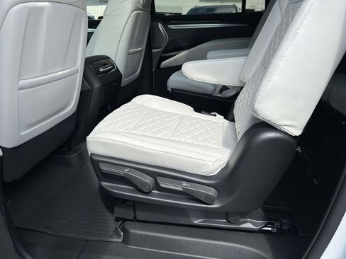 New 2026 Cadillac Escalade ESV V AWD/4WD image 14