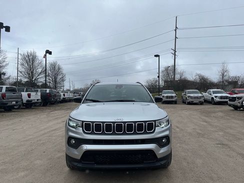 Used 2024 Jeep Compass Latitude AWD/4WD image 3