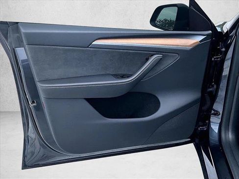 Used 2025 Tesla Model Y Long Range RWD image 18